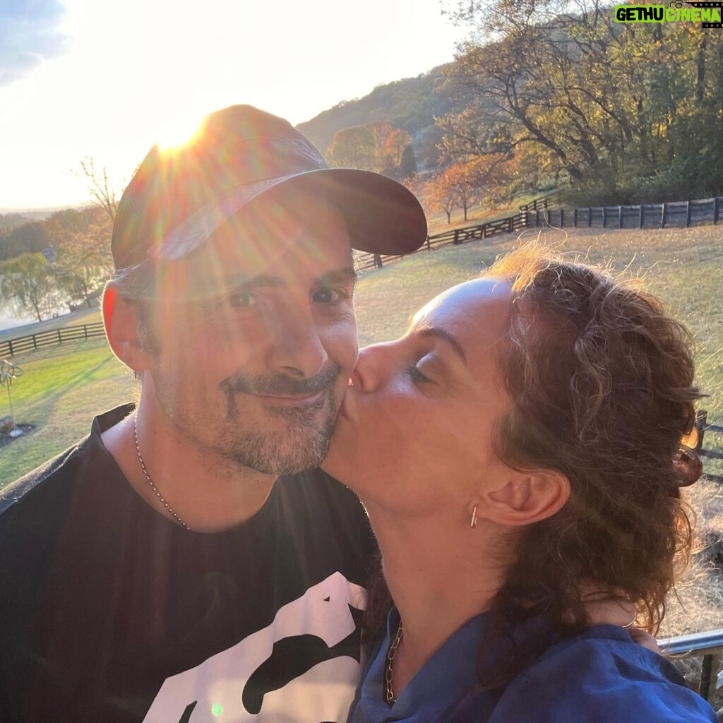 Kimberly Williams-Paisley Instagram - Belated birthday kiss for my sweetie. 🎉❤️❤️