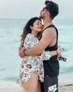 Kishwer Merchant Instagram - Healing each other with a hug ! 🙃🙂 🤎🖤