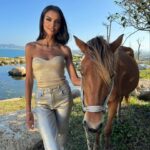Klaudia El Dursi Instagram - 🤎 Konie wzbudzają we mnie ogromne emocje, nie potrafię przejść obok nich obojętnie. Mam nadzieje, że w tym roku uda mi się spełnić moje małe marzenie żeby galopować brzegiem morza ku zachodzącemu słońcu 🌅