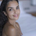Klaudia El Dursi Instagram - Dziewczyny mam dla Was konkurs 🤍 Podejmij wyzwanie i przekonaj się, że Revitalift Laser krem na dzień #PoProstuDziała Przyślij swoje selfie zrobione zaraz po przebudzeniu na Messengera na Facebooku marki @lorealparis i napisz dlaczego chcesz wziąć udział w konkursie. Z nadesłanych zgłoszeń wybierane zostaną laureatki które otrzymają krem do testowania i mają zapewniony udział w sesji fotograficznej z której zdjecia zawisną na billboardach w całej Polsce, oraz ukażą się w prasie m.in. Elle Nie zwlekajcie bo konkurs trwa tylko do 25.02 💋 [reklama] Regulamin konkursu: https://121pr.pl/regulaminy/Regulamin_konkursu_wyzwanie_30dni_Revitalift.html?fbclid=IwAR16oVD2GmgWJeqr6bcV_hPUbPcZZOGz5FbqqGykZbaFtqeYZ8j26Us5PUQ #revitaliftlaser #skincare