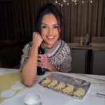 Klaudia El Dursi Instagram - Czy skoro mówi się pierniczenie, to ja teraz pieroguje ? 🥟 Niezależnie od nomenkluatury i wina zamiast wałka to będą pyszne święta ☺️! #pierogowanie