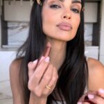 Klaudia El Dursi Instagram - My fav daily makeup ✨ •Podkład @charlottetilbury Airbrush Flawless kolor 7 mieszam go z Beautiful Skin kolor 10 •korektor @tartecosmetics Double Duty kolor 27b •bronzer w kremie @chanel.beauty Les Beiges •rozświetlający róż Glowgasm Beauty Light Wand kolor Pinkgasm •brązer @lavertucosmetics nr 1 •róż @sisleyparisofficial L’Orchidée •puder sypki @hourglasscosmetics Veil Translucent Setting Powder •rozświetlacz @tomfordbeauty Sheer Highlighting Duo •cienie @tomfordbeauty kolor 28 de la crème •cień do brwi @nam.cosmetics kolor 04 •konturówka @inglotpolska kolor 76 •pomadka @toofaced kolor Hot Chocolate •tusz do rzęs @evelinecosmetics Variété