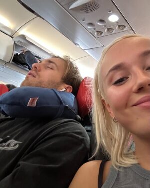 Klavdiya Vysokova Instagram - С днем рождения, любимый ❤️ Надеюсь, ты меня не убьешь за эти фотки 🤣🤣🤣 С тобой моя жизнь стала намного ярче, веселее и теплее, я тебя очень-очень люблю и ценю каждый момент рядом 💋 Много писать не буду, а то ты ждешь меня в другой комнате 😂 мы поехали отмечать!! По пути буду читать ему ваши поздравления… так что 👇🏼