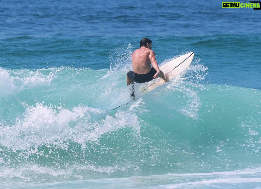 Klebber Toledo Instagram - Último surf de 2023🤘🏻✨ obrigado mar!!! Você me cura, me acalma, me desafia e me faz pensar… obrigado mar🌊 🌎 . . Foto - @thesearchpics