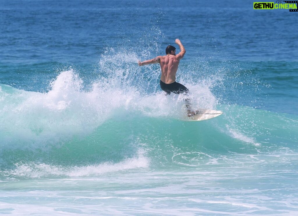 Klebber Toledo Instagram - Último surf de 2023🤘🏻✨ obrigado mar!!! Você me cura, me acalma, me desafia e me faz pensar… obrigado mar🌊 🌎 . . Foto - @thesearchpics