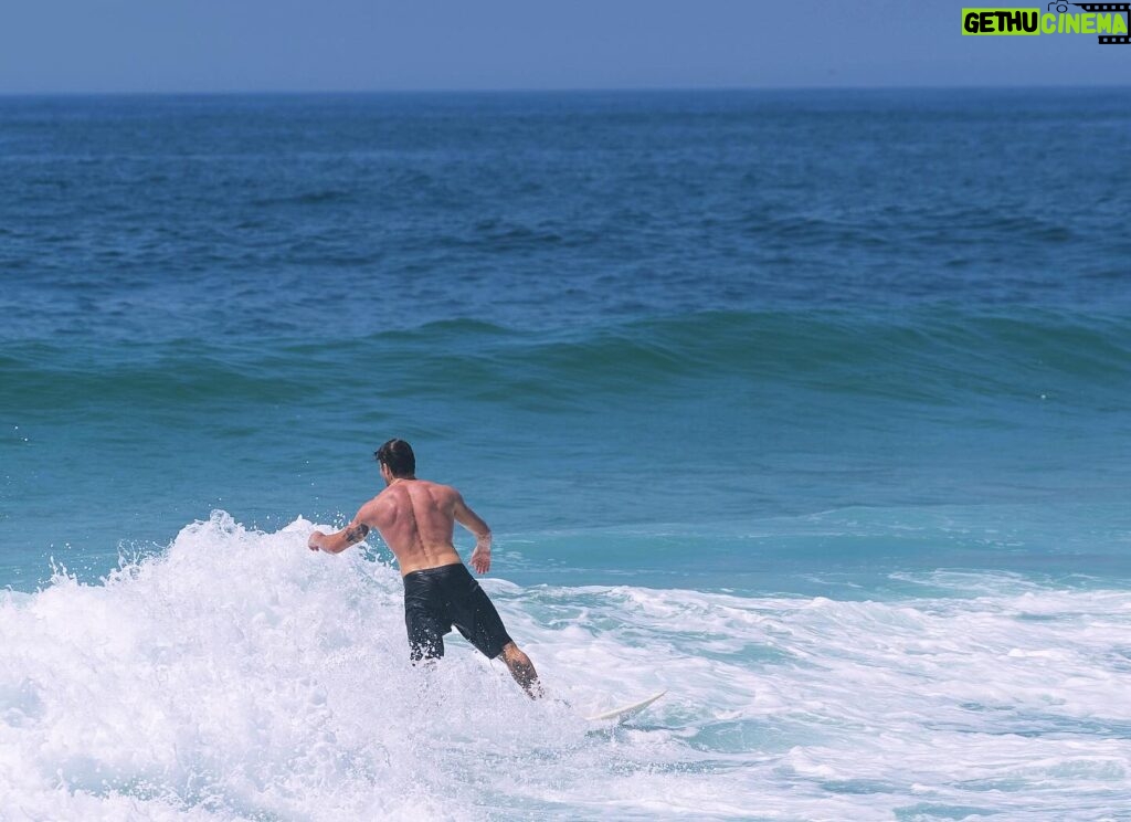 Klebber Toledo Instagram - Último surf de 2023🤘🏻✨ obrigado mar!!! Você me cura, me acalma, me desafia e me faz pensar… obrigado mar🌊 🌎 . . Foto - @thesearchpics