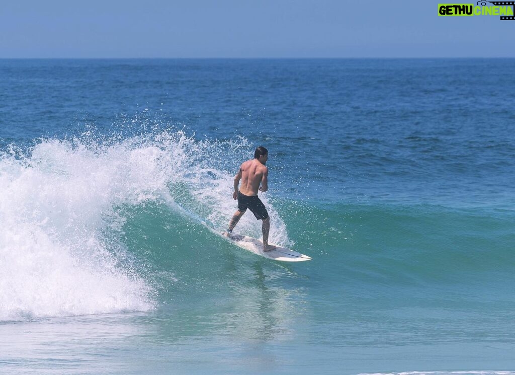 Klebber Toledo Instagram - Último surf de 2023🤘🏻✨ obrigado mar!!! Você me cura, me acalma, me desafia e me faz pensar… obrigado mar🌊 🌎 . . Foto - @thesearchpics