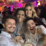 Klebber Toledo Instagram - Gente, difícil foi achar uma foto que não estivesse tremida hahaha… Mas não podia ser diferente, essas duas pessoas Incríveis, lindas e talentosas que transbordam amor e boas energias tiveram um casamento lindo e a festa já sabe 🤘🏻🍹🍸🥃🍻🥂😅🚀 Parabéns @rodrigoonie e @wbendelack nós amamos muito vocês e desejamos que vocês sejam felizes para sempre, contem sempre com a gente. Que seja doce, raro e mágico ✨