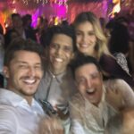 Klebber Toledo Instagram - Gente, difícil foi achar uma foto que não estivesse tremida hahaha… Mas não podia ser diferente, essas duas pessoas Incríveis, lindas e talentosas que transbordam amor e boas energias tiveram um casamento lindo e a festa já sabe 🤘🏻🍹🍸🥃🍻🥂😅🚀 Parabéns @rodrigoonie e @wbendelack nós amamos muito vocês e desejamos que vocês sejam felizes para sempre, contem sempre com a gente. Que seja doce, raro e mágico ✨