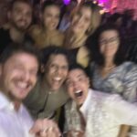 Klebber Toledo Instagram - Gente, difícil foi achar uma foto que não estivesse tremida hahaha… Mas não podia ser diferente, essas duas pessoas Incríveis, lindas e talentosas que transbordam amor e boas energias tiveram um casamento lindo e a festa já sabe 🤘🏻🍹🍸🥃🍻🥂😅🚀 Parabéns @rodrigoonie e @wbendelack nós amamos muito vocês e desejamos que vocês sejam felizes para sempre, contem sempre com a gente. Que seja doce, raro e mágico ✨
