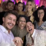 Klebber Toledo Instagram - Gente, difícil foi achar uma foto que não estivesse tremida hahaha… Mas não podia ser diferente, essas duas pessoas Incríveis, lindas e talentosas que transbordam amor e boas energias tiveram um casamento lindo e a festa já sabe 🤘🏻🍹🍸🥃🍻🥂😅🚀 Parabéns @rodrigoonie e @wbendelack nós amamos muito vocês e desejamos que vocês sejam felizes para sempre, contem sempre com a gente. Que seja doce, raro e mágico ✨