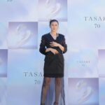Ko Shibasaki Instagram - ブランド創業70周年を迎えるTASAKIのイベントに参加致しました💎 70周年を冠して作られた7連パール×ダイヤモンドのジュエリーは、パールの優美さや品格とともに直線的なエッジが効いていて、INDIPENDENT WOMANを彷彿とさせます。 私も、品格としなやかさそして自分らしさを持ち合わせた人でありたい💍 また会場にはTASAKIのジュエリーモチーフを取り入れたスニーカーやアイウェアなどとともに日本発ブランドとのコラボレーション商品も展示されています⛓️ TASAKI70周年アニバーサリーエキシビション「FLOATING SHELL(フローティング シェル)」 2024年4月26日(金)から5月12日(日)まで開催🌱 #TASAKI #pr #supportedbytasaki #indipendntwoman #jewelry