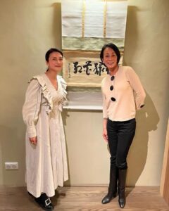 Ko Shibasaki Instagram - 夢のようなひととき Parisの『茶懐石 秋吉』に初訪問しました。 お店に入ってすぐ、佇まいをすっと直したくなるような雰囲気に包まれ、不思議と心の充足を感じました。 神聖な場所へ足を踏み入れたような感覚。 (…お料理の写真は許可をとり撮らせていただけたので、また別でご紹介します。) 茶懐石にParisで出逢えるなんて！と驚きと感動に包まれていましたら、 なにやら一層輝くオーラを解き放つ方々が同空間にいらっしゃる… パリ在住の中村江里子さんとCharles-Edouard Barthes(シャルル・エドゥアール・バルト)ご夫妻でした。 お店を出る前に勇気を出して挨拶してみよう！とお声かけさせてもらいましたら、 とてもとても気さくにお話ししてくださり、さいごにはみんなで記念写真を撮ろうということにまでなり、ご覧のとおり笑顔咲くひとときとなりました。 …みなさんの気さくさが楽しくて嬉しくて、私は笑みが止まらなくなってしまいました。 Parisに来てそろそろと日が経ち、すべきことへ集中する日々の中。 このようなご縁に触れ、本当に嬉しかったです。 素晴らしい茶懐石と、 素晴らしい一期一会。 ありがとうございます。 また改めて、詳しくblogに綴りたいと思います。 Like a dream 💭 It’s my first visit to CHAKAISEKI AKIYOSHI in Paris. It’s like a sacret space. We had a great time as you see😌 It’s not coincidence. #懐石料理 #Kaiseki #cuisine #至福の時 #koinparis #茶懐石秋吉 #パリ滞在 #旅するように暮らす #暮らすように旅する