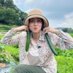Ko Shibasaki Instagram - 佐世保にある菌ちゃんふぁーむ。 菌ちゃん先生こと吉田俊道さんへ日頃の感謝を伝えに訪れることが叶いました✨ この日も大変暑かったけれど、菌ちゃん畑には清しい空気が流れていました☺️ スタッフの皆さんもどうもありがとうございました♡ #菌ちゃんふぁーむ #吉田俊道先生 #佐世保 #夏休みの思い出 #5枚目は #髪を40センチ伸ばします
