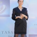 Ko Shibasaki Instagram - ブランド創業70周年を迎えるTASAKIのイベントに参加致しました💎 70周年を冠して作られた7連パール×ダイヤモンドのジュエリーは、パールの優美さや品格とともに直線的なエッジが効いていて、INDIPENDENT WOMANを彷彿とさせます。 私も、品格としなやかさそして自分らしさを持ち合わせた人でありたい💍 また会場にはTASAKIのジュエリーモチーフを取り入れたスニーカーやアイウェアなどとともに日本発ブランドとのコラボレーション商品も展示されています⛓️ TASAKI70周年アニバーサリーエキシビション「FLOATING SHELL(フローティング シェル)」 2024年4月26日(金)から5月12日(日)まで開催🌱 #TASAKI #pr #supportedbytasaki #indipendntwoman #jewelry