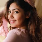 Komal Jha Instagram - 🌸 Good Morning jaaneman ☕️ Reporting from Hindustan!