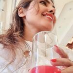 Komal Jha Instagram - Samajh Mein Hi Nahi Aa Raha Yaar Ki 2023 Ko GoodBye 👋 Bolun Yaa Bolun Fuck Off 😝💀🤣