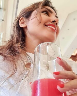Komal Jha Instagram - Samajh Mein Hi Nahi Aa Raha Yaar 
Ki 2023 Ko GoodBye 👋 Bolun Yaa Bolun Fuck Off 😝💀🤣