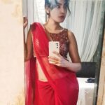 Komal Jha Instagram - Arey bc !!! Kaam wali baai ney mirror 🪞 saaf nahi kiya aaj toh 😬🤪💀🤣.... badi kaamchor hai....