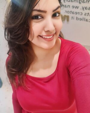 Komal Jha Instagram - Baat Usi Ki Hoti Hai ...
Jismein Koi “Baat” Hoti Hai 🙃