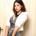 Komal Jha Instagram - Darwazaa toh kholo ... 🚪