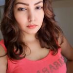 Komal Jha Instagram - Yun toh bheed bahaut hua karti thi mehfil mein meri Main ‘sach’ bolti gayi, Aur log uth tey gaye .... 🙂