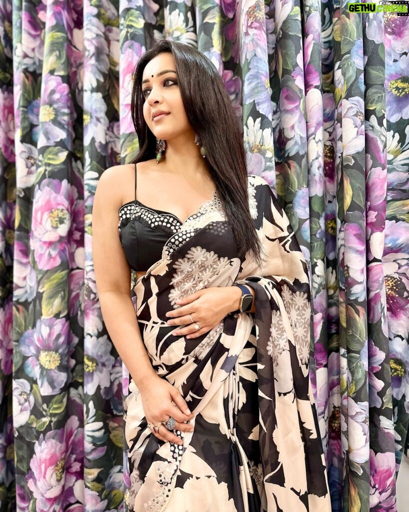 Koushani Mukherjee Instagram - The Bong State Of Mind 🖤🤍 💄: Me 😊 #poilaboishak #saree #sareegirlforever #indianwear #ootn #instagram #instadaily #picoftheday