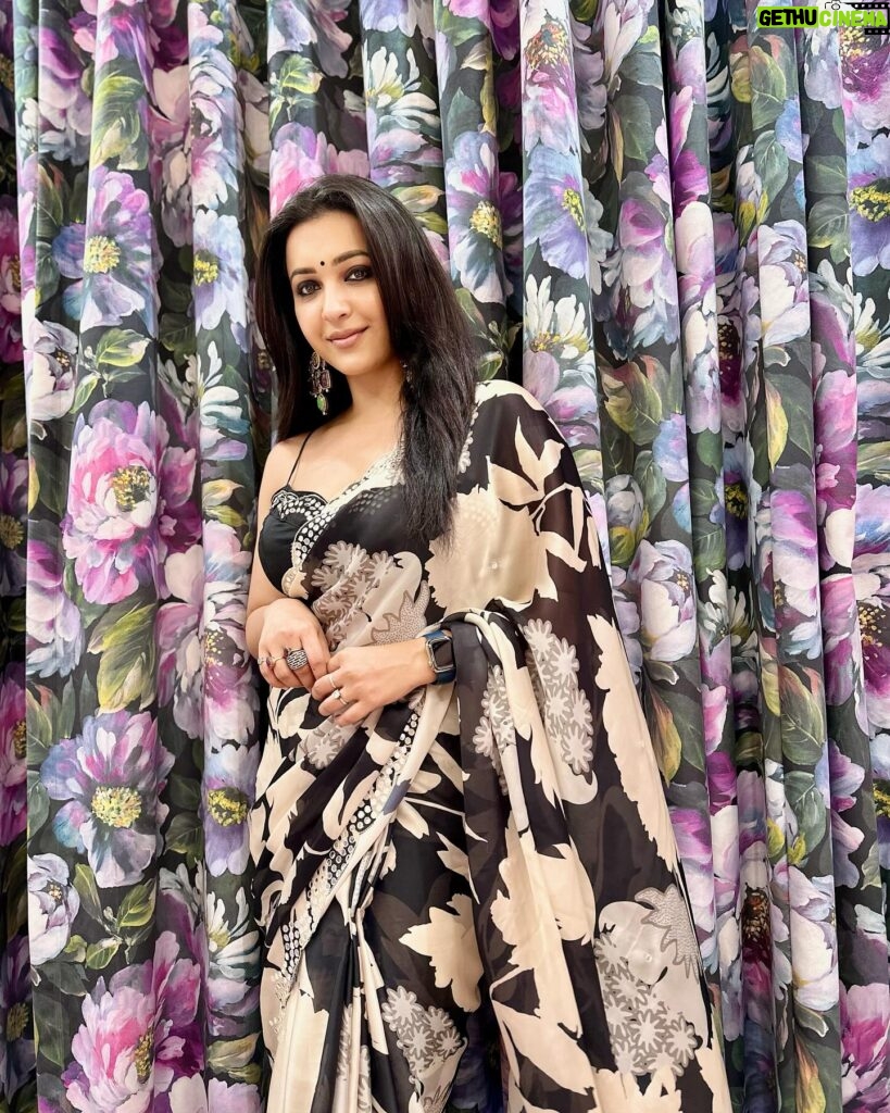Koushani Mukherjee Instagram - The Bong State Of Mind 🖤🤍 💄: Me 😊 #poilaboishak #saree #sareegirlforever #indianwear #ootn #instagram #instadaily #picoftheday