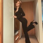 Kris Collins Instagram - POV: pretending to be a 70’s Vogue Model in your hotel room 🕺🏻
