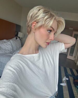 Kris Collins Instagram - All Angles of My New Hair & Messy A$$ Hotel Room