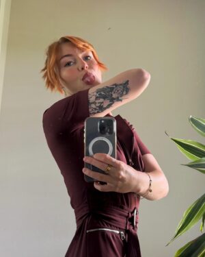 Kris Collins Instagram - New Fit 💃🏼New Ink 🃏🖋️
