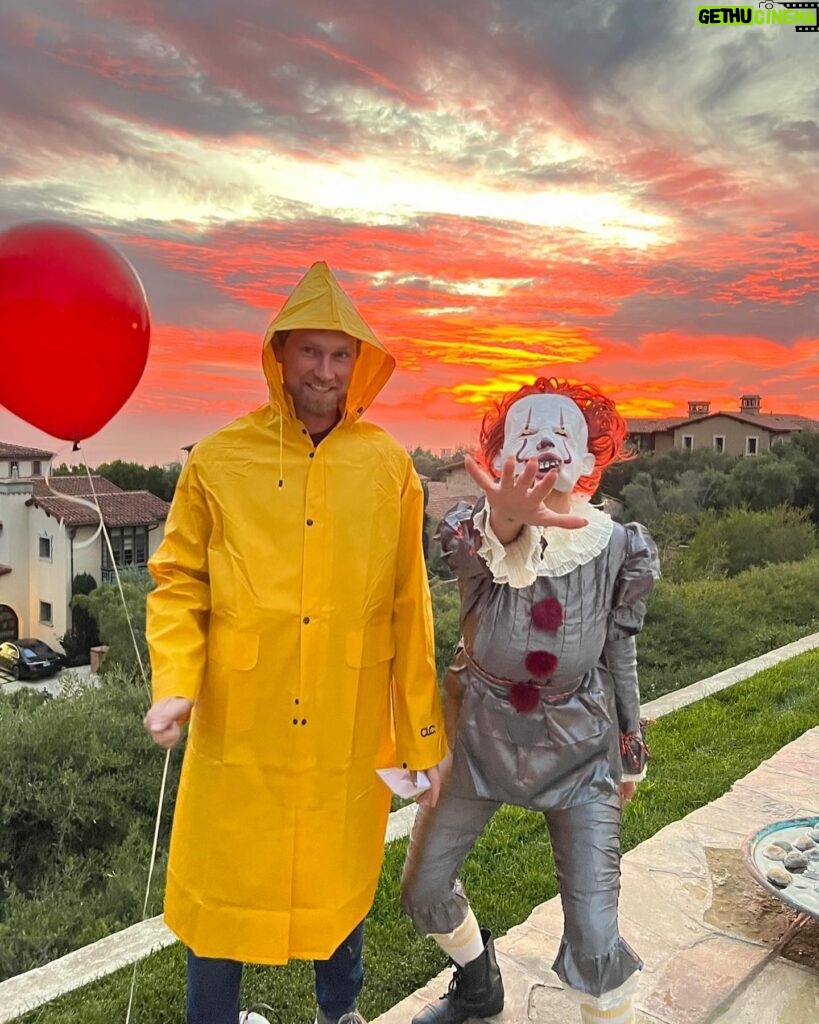 Kristen Doute Instagram - well, I’m Pennywise… and you’re Georgie… so I guess we know each other now! #TBT 🤡 🎈 (s/o to the best hosts ever @elainekratner @williamratner!)