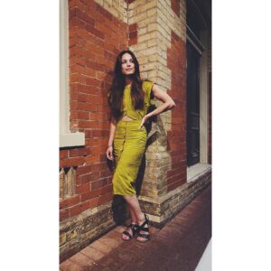 Kristin Kreuk Instagram - Adventures in Ontario. Mostly family and friends and touristing around Toronto. I miss @agotoronto 
(Also-the cute green-y yellow dress is @evegravel Yes. It is wrinkly. I was sitting for a long time)