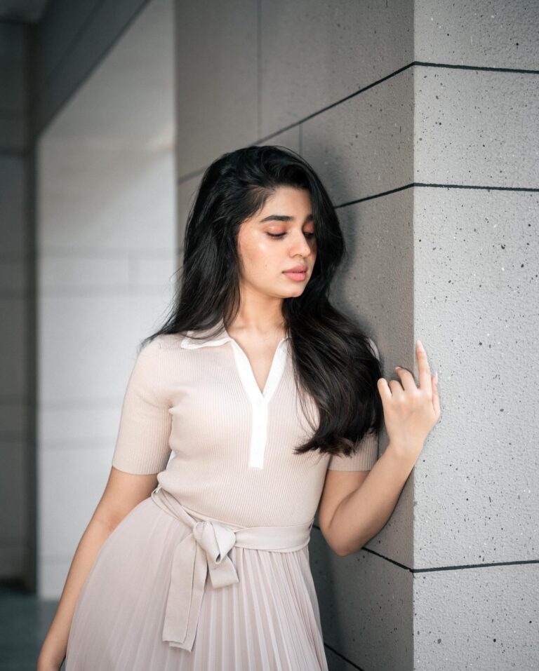 Krithi Shetty Instagram - When the light hits the highlight ✨ #casualstyle #goodskinday • M&H @angelinajoseph @kamaldeepss Photographer @prathameshbhosale09 @khichakmotionpictures