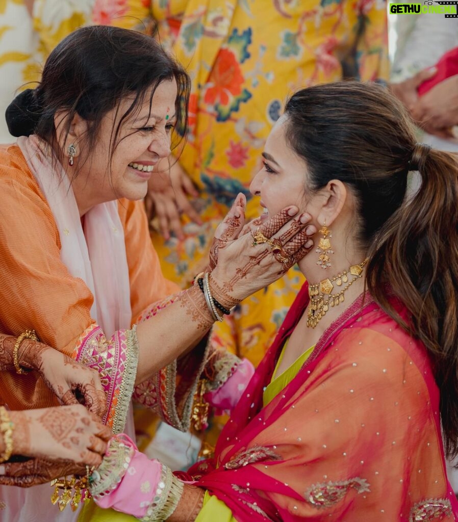 Kriti Kharbanda Instagram - Naani ma ka haar aur ma ki shaadi ka dupatta! The two things I was sure I was going to adorn during my Chooda ceremony even before there was a boyfriend or a proposal ❤️ bachpan ka Sapna tha :) It was a magical morning. Riding high on emotions and my heart pounding coz pulkit and I weren’t allowed to meet or see each other before the pherA’s. While we did things our way, a few things were still old school :) I wish he was a part of this moment too, but sigh, I loved the look on his face the first time he saw these pictures and was bowled over ❤️ Laal chooda and traditional kaleera’s were a non negotiable too. The number of people who tried to convince me otherwise was insane. But I’m so glad I stuck to what I wanted to do and didn’t look back ❤️