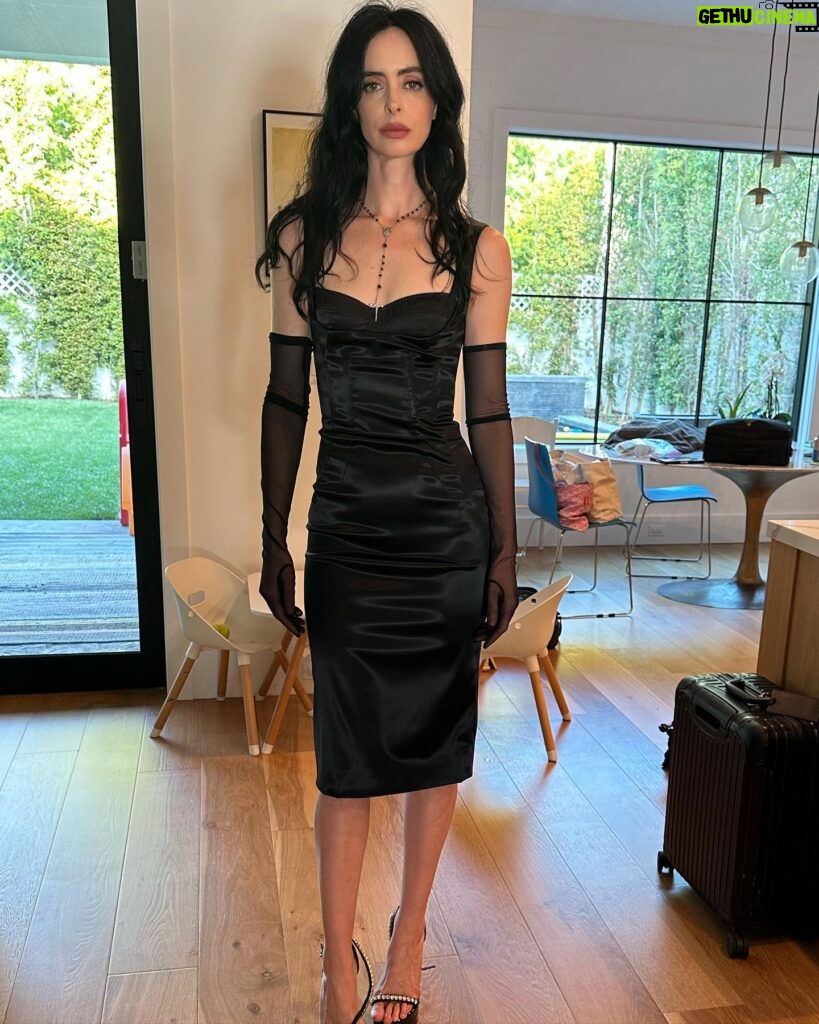 Krysten Ritter Instagram - Premiere night for Love and Death ❤️💀 @hbomax - Mama is in head to toe @dolcegabbana !!! BEST glam ever by @pamwiggy and @jamiemakeup - Stylist @christianstroble 🔪 Assistant Stylists @gaiakhat & @jach_w Dress @dolcegabbana Gloves @dolcegabbana Necklace @dolcegabbana Shoes @dolcegabbana