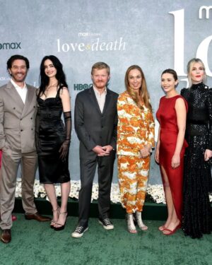 Krysten Ritter Instagram - Premiere night for Love and Death ❤️💀 @hbomax - Mama is in head to toe @dolcegabbana !!! BEST glam ever by @pamwiggy and @jamiemakeup -  Stylist @christianstroble 🔪
Assistant Stylists @gaiakhat & @jach_w

Dress @dolcegabbana
Gloves @dolcegabbana
Necklace @dolcegabbana
Shoes @dolcegabbana