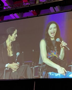 Krysten Ritter Instagram - @fanxsaltlake moment with some of my favorite people. Thanks for having me and thank you to all the fans 💋❤️ 😈👯‍♀️👑🌪️