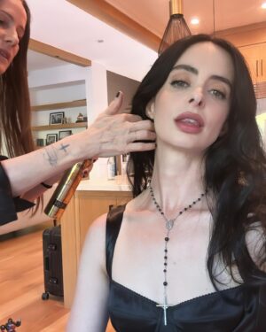 Krysten Ritter Instagram - Premiere night for Love and Death ❤️💀 @hbomax - Mama is in head to toe @dolcegabbana !!! BEST glam ever by @pamwiggy and @jamiemakeup -  Stylist @christianstroble 🔪
Assistant Stylists @gaiakhat & @jach_w

Dress @dolcegabbana
Gloves @dolcegabbana
Necklace @dolcegabbana
Shoes @dolcegabbana
