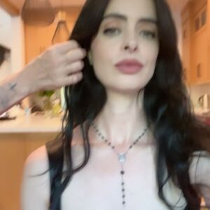 Krysten Ritter Instagram - Premiere night for Love and Death ❤️💀 @hbomax - Mama is in head to toe @dolcegabbana !!! BEST glam ever by @pamwiggy and @jamiemakeup -  Stylist @christianstroble 🔪
Assistant Stylists @gaiakhat & @jach_w

Dress @dolcegabbana
Gloves @dolcegabbana
Necklace @dolcegabbana
Shoes @dolcegabbana