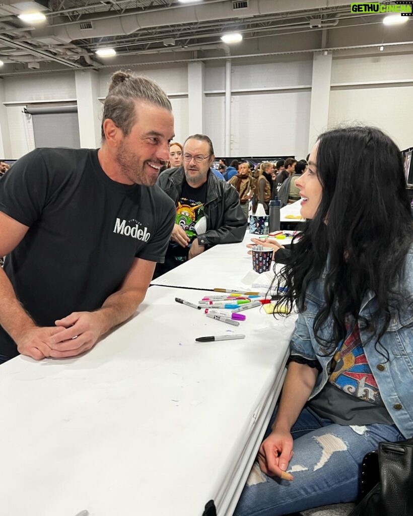 Krysten Ritter Instagram - @fanxsaltlake moment with some of my favorite people. Thanks for having me and thank you to all the fans 💋❤️ 😈👯‍♀️👑🌪️