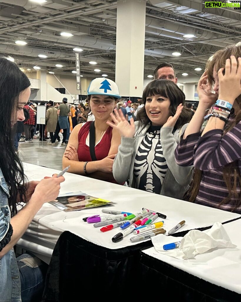 Krysten Ritter Instagram - @fanxsaltlake moment with some of my favorite people. Thanks for having me and thank you to all the fans 💋❤️ 😈👯‍♀️👑🌪️