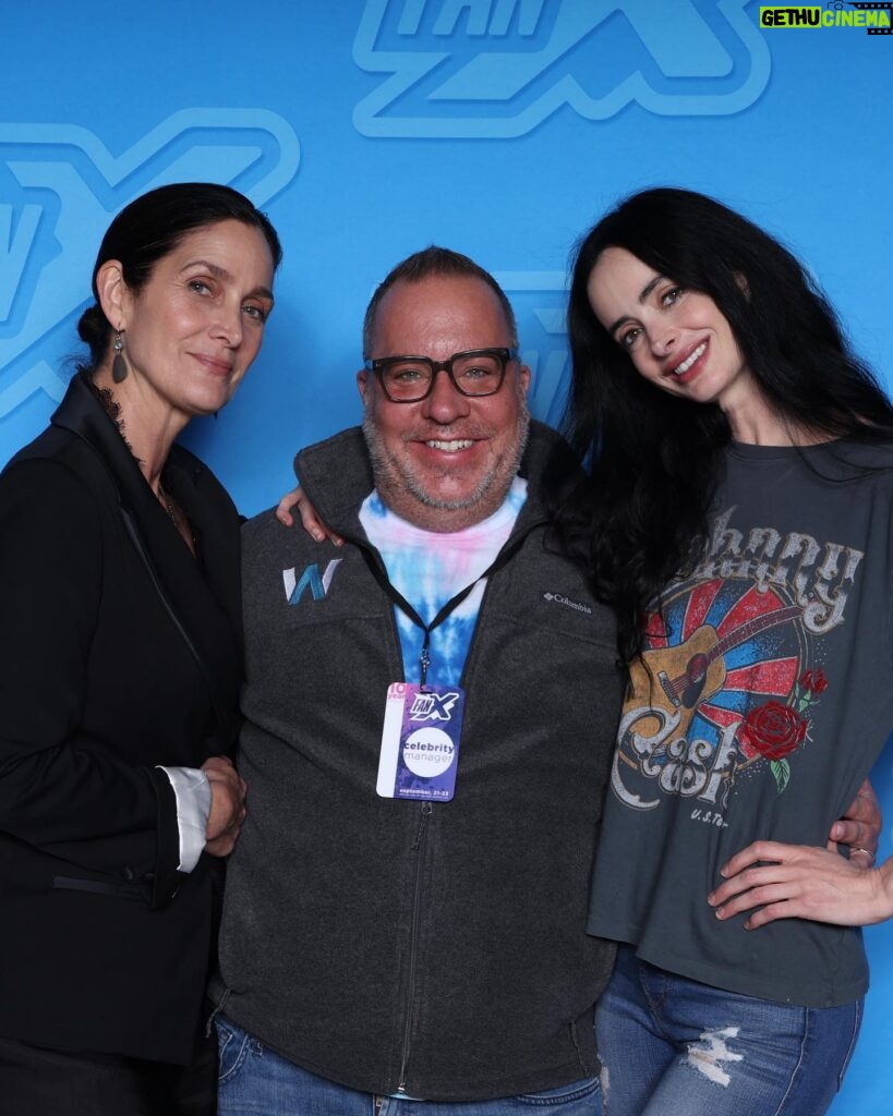 Krysten Ritter Instagram - @fanxsaltlake moment with some of my favorite people. Thanks for having me and thank you to all the fans 💋❤️ 😈👯‍♀️👑🌪️