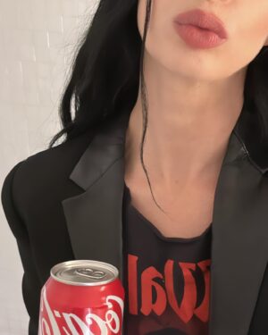 Krysten Ritter Instagram - Little Junket moment for @hbomax #LoveandDeath @tommypelphrey @leslilinka @theresapic - HMU by @pamwiggy and @jamiemakeup ❤️🖤