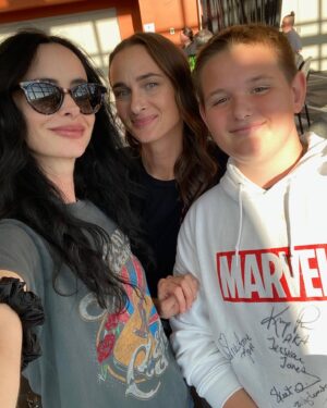 Krysten Ritter Instagram - @fanxsaltlake moment with some of my favorite people. Thanks for having me and thank you to all the fans 💋❤️ 😈👯‍♀️👑🌪️