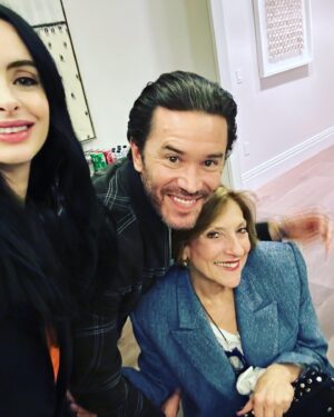 Krysten Ritter Instagram - Little Junket moment for @hbomax #LoveandDeath @tommypelphrey @leslilinka @theresapic - HMU by @pamwiggy and @jamiemakeup ❤️🖤