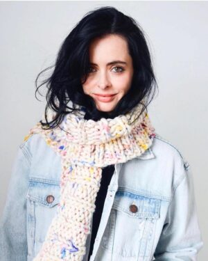 Krysten Ritter Instagram - All the snow ❄️ makes me want to knit knit knit! Link in bio for my easy knitting kits🙌🏻🧶❤️@weareknitters #krystenknitter