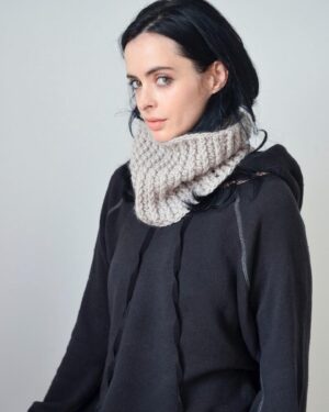 Krysten Ritter Instagram - All the snow ❄️ makes me want to knit knit knit! Link in bio for my easy knitting kits🙌🏻🧶❤️@weareknitters #krystenknitter