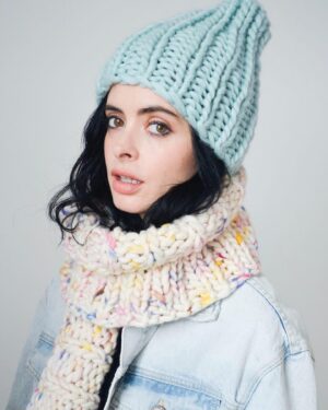 Krysten Ritter Instagram - All the snow ❄️ makes me want to knit knit knit! Link in bio for my easy knitting kits🙌🏻🧶❤️@weareknitters #krystenknitter