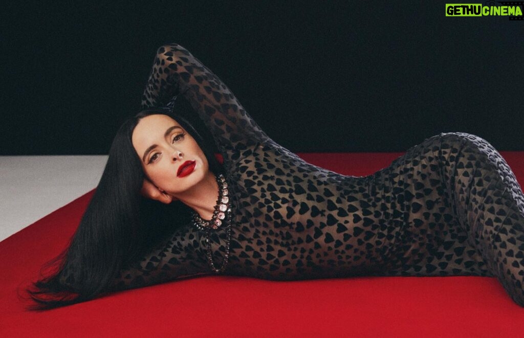 Krysten Ritter Instagram - 🖤 @schonmagazine photography @camraface @earlymorningriot creative direction. @jennywilliams_creative fashion. @christianstroble talent. @therealkrystenritter casting. @alabamablonde @striketheblonde_casting hair. @terezkafras make up. @alexandraafrench production. Gabriella Erberth. @omaproductions videography. @fastnoa lighting tech. @ramgibson retouch. @phatdance @escapehatchstudio photography assistant. @matija.milly fashion assistant. @kassidytaylorxx location. @dfla_studio words. @kelseyjbarnes